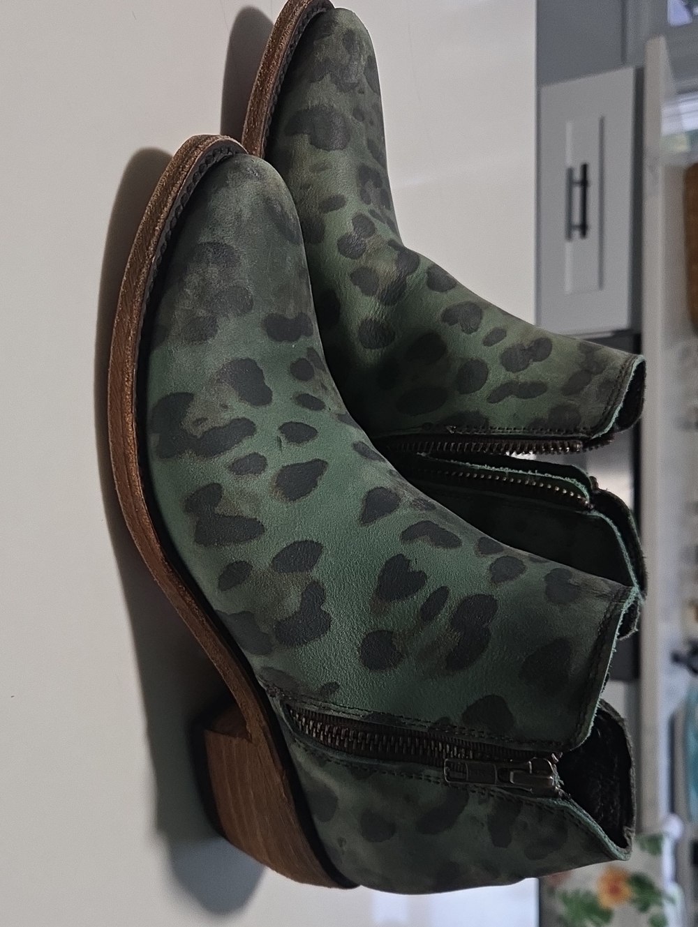 Libert Black Green Leopard Print Wonens Booties Size 6